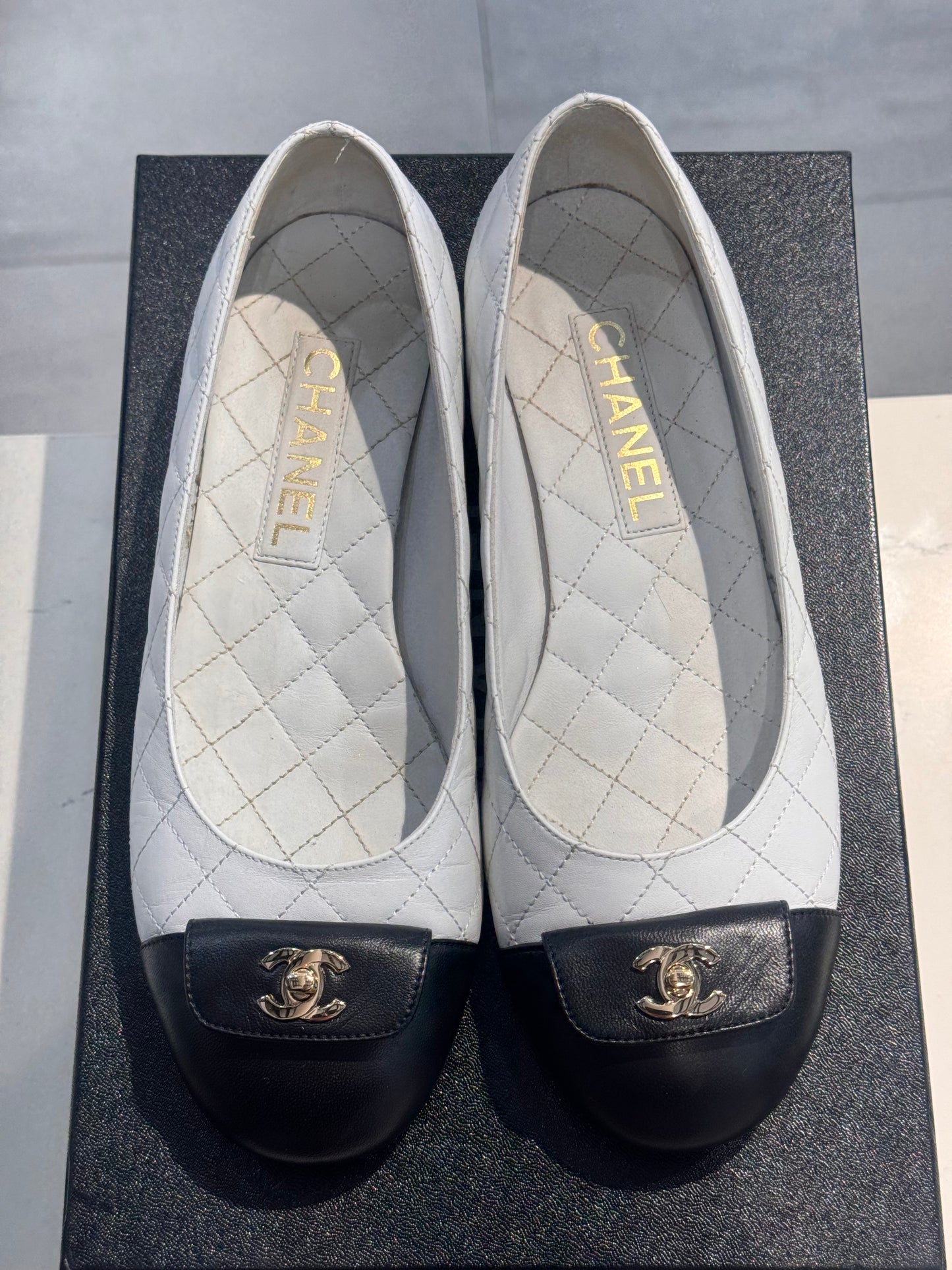 PreOwned Chanel Lambskin Black/White Ballet Flats