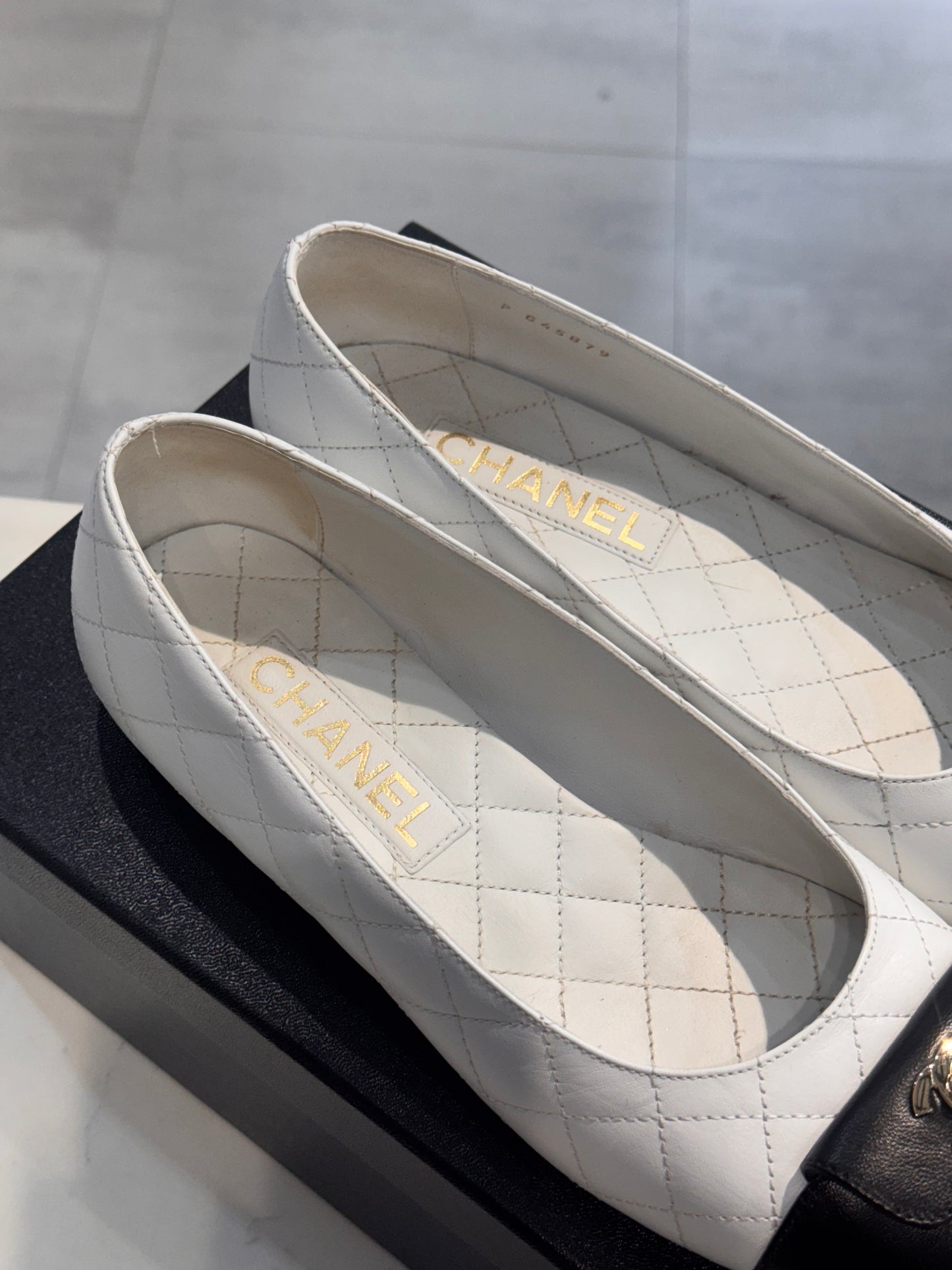 PreOwned Chanel Lambskin Black/White Ballet Flats