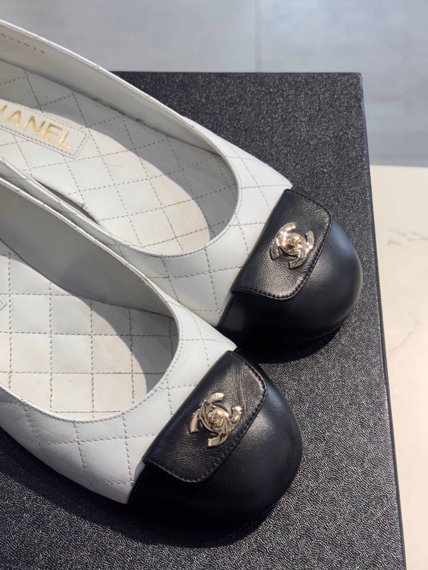 PreOwned Chanel Lambskin Black/White Ballet Flats