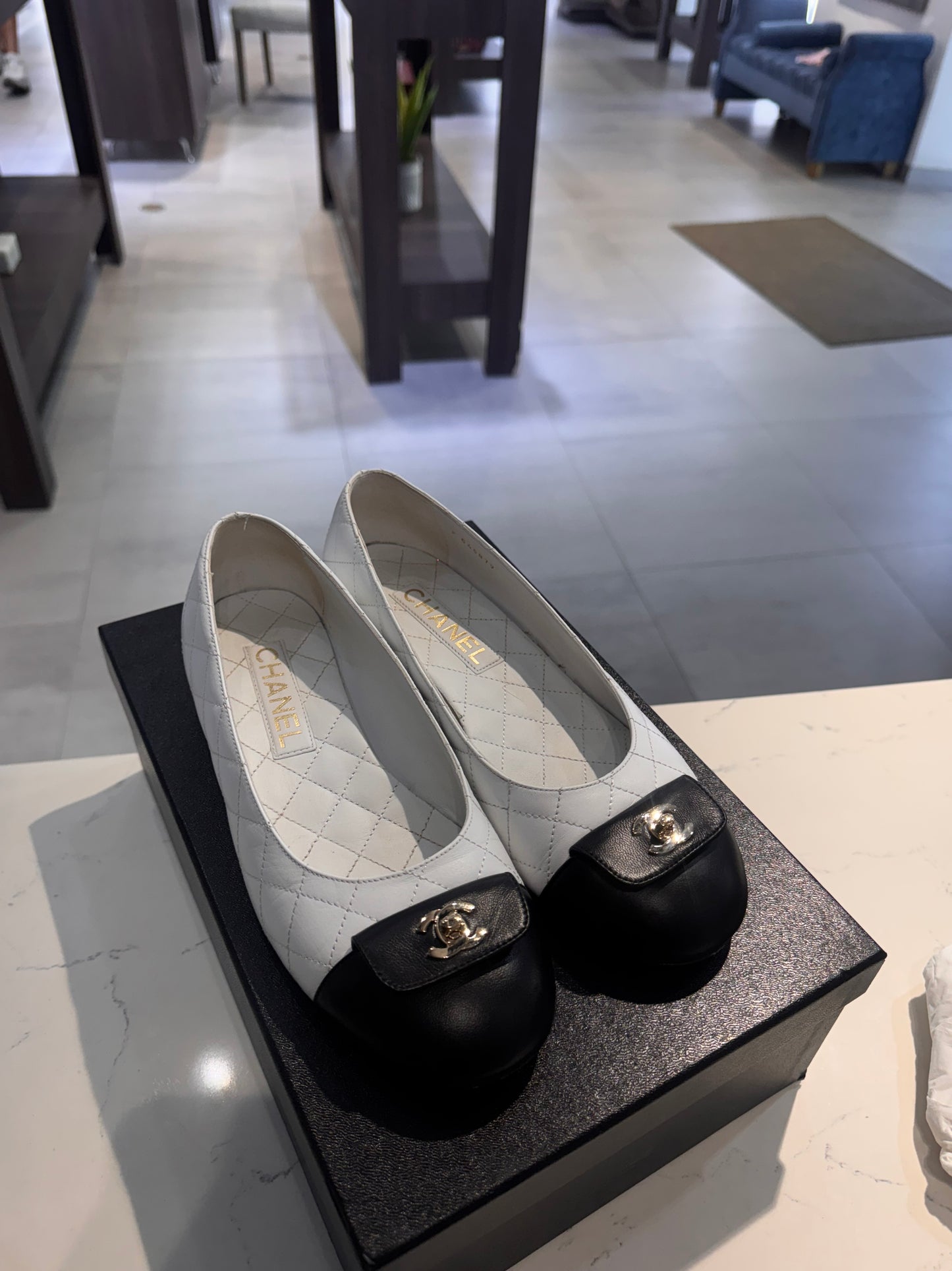 PreOwned Chanel Lambskin Black/White Ballet Flats