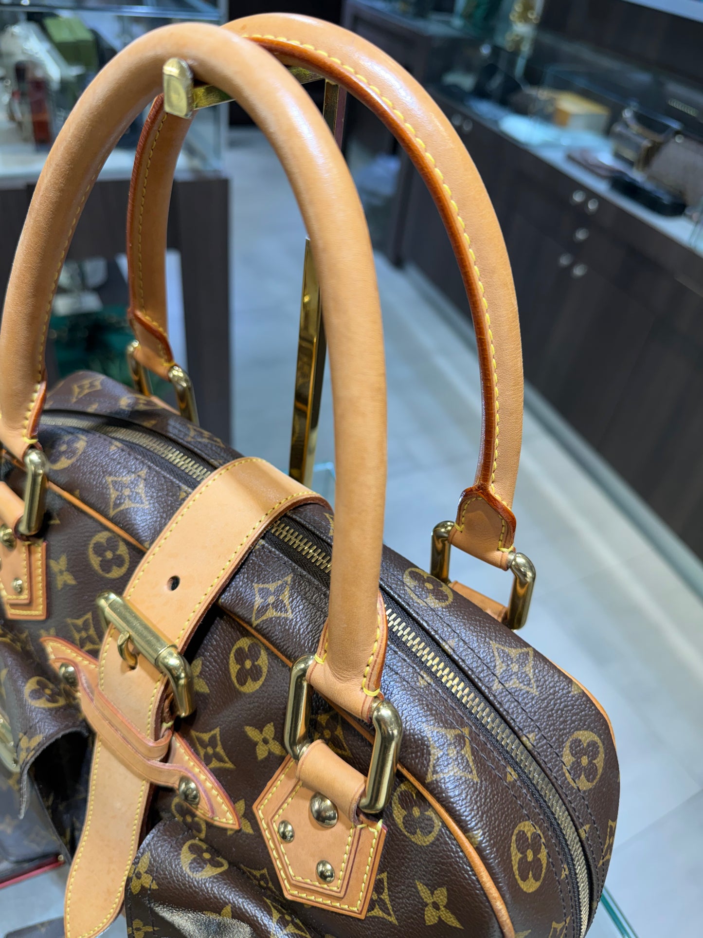 Pre-Owned LV Monogram Manhattan GM