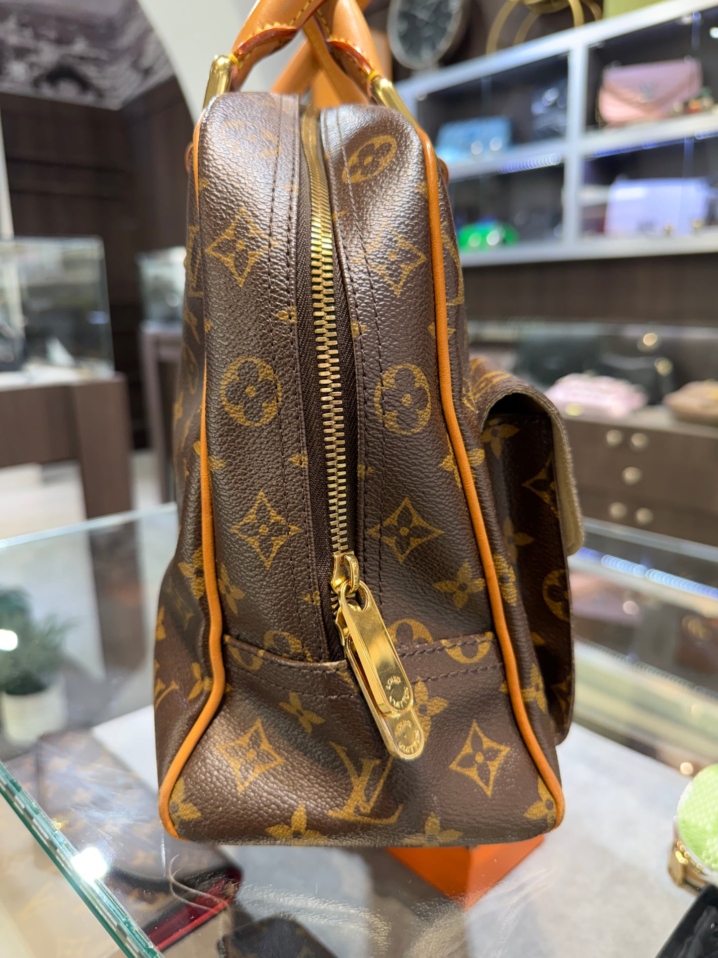 Pre-Owned LV Monogram Manhattan GM
