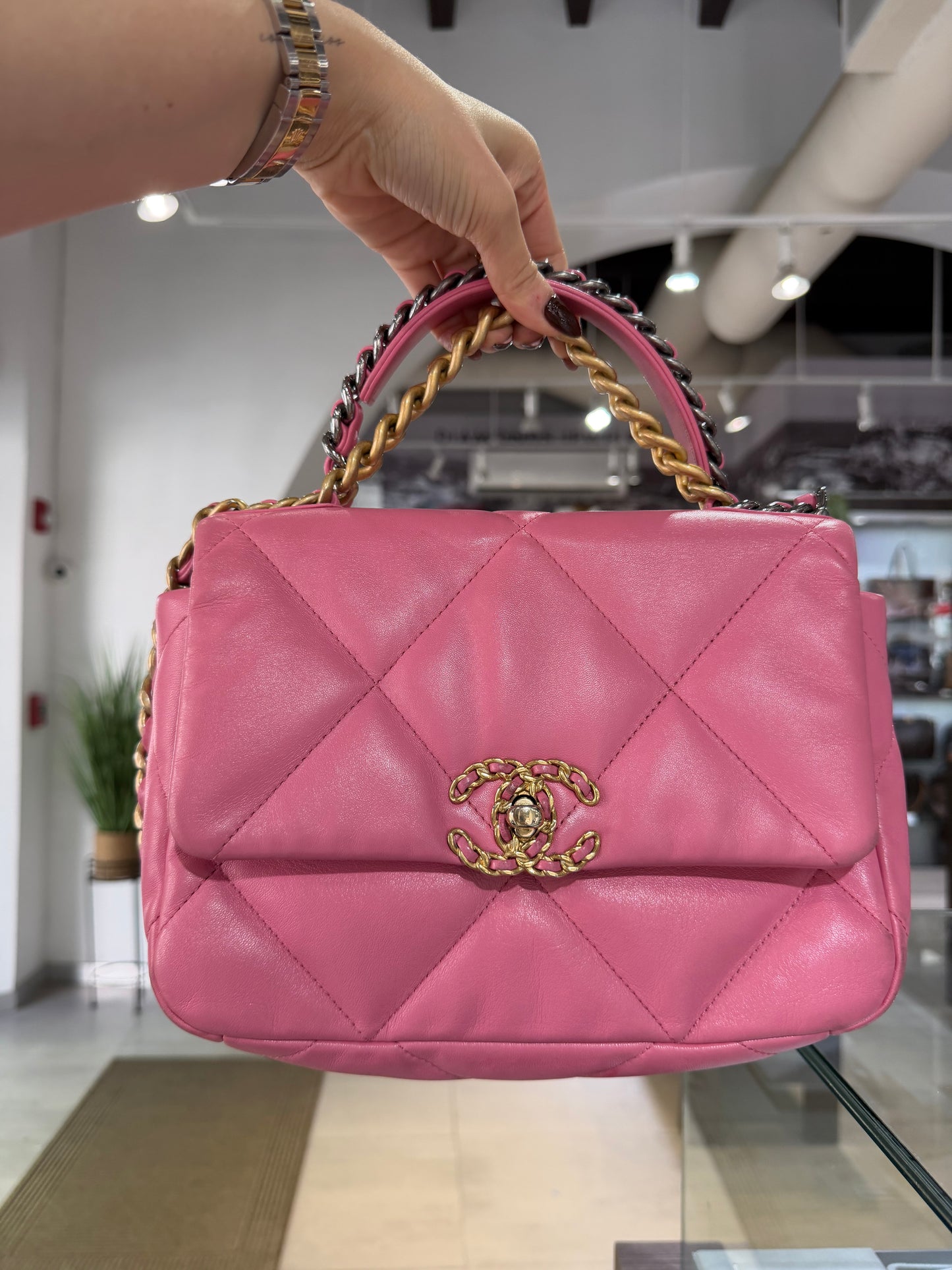 Pre-Owned Pink Lambskin CC 19 Small Flap