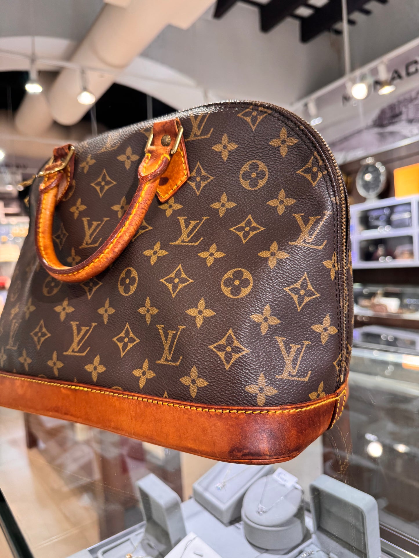 Pre-owned Louis Vuitton Monogram Alma MM