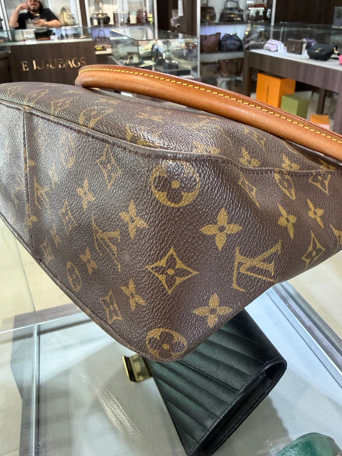 Pre-Owned LV Monogram Looping GM Shoulder Bag