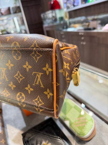 Pre-Owned LV Monogram Manhattan GM