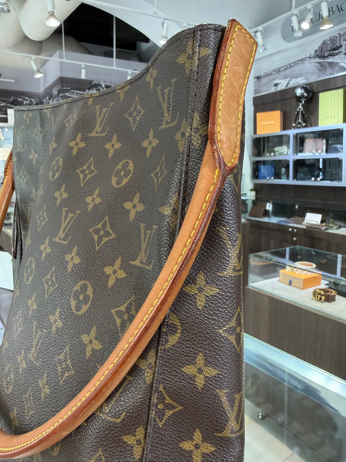 Pre-Owned LV Monogram Looping GM Shoulder Bag