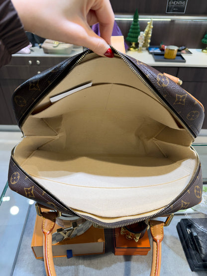 Pre-Owned LV Monogram Manhattan GM