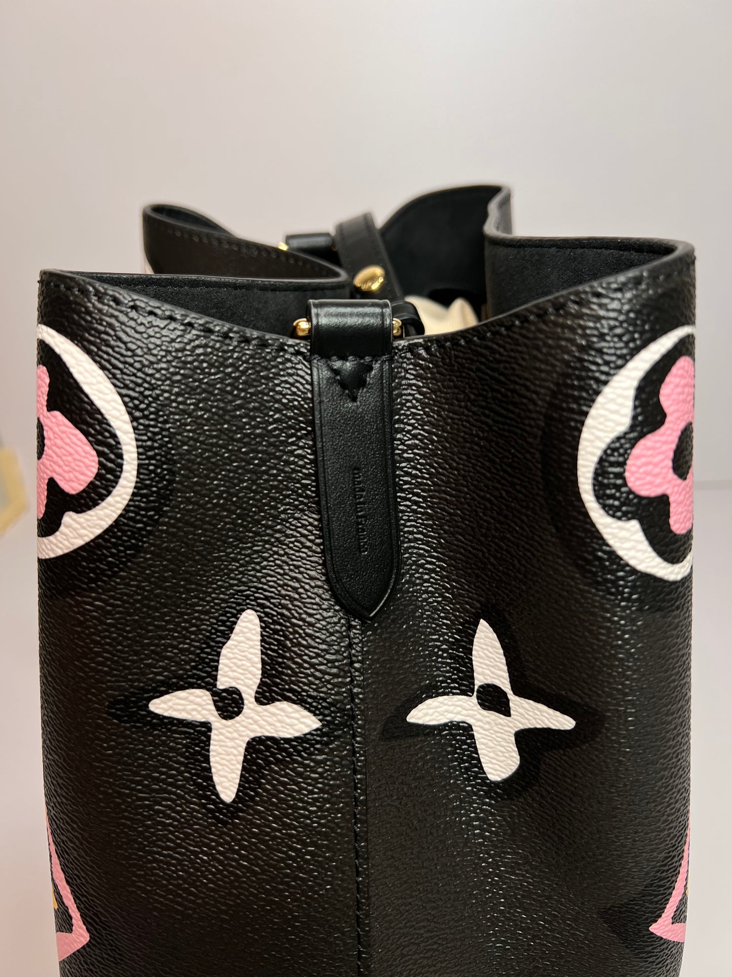 Louis Vuitton Neonoe MM Wild at Heart Black